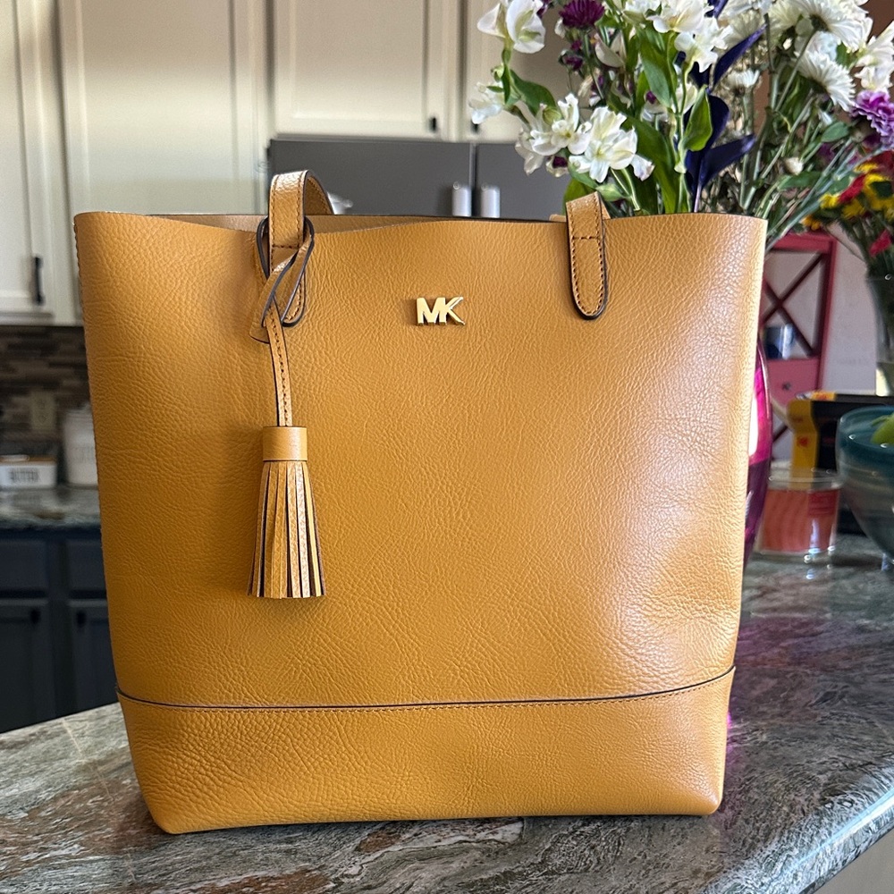 💥💥SOLD💥💥NWOT Michael Kors Mustard Leather Tote